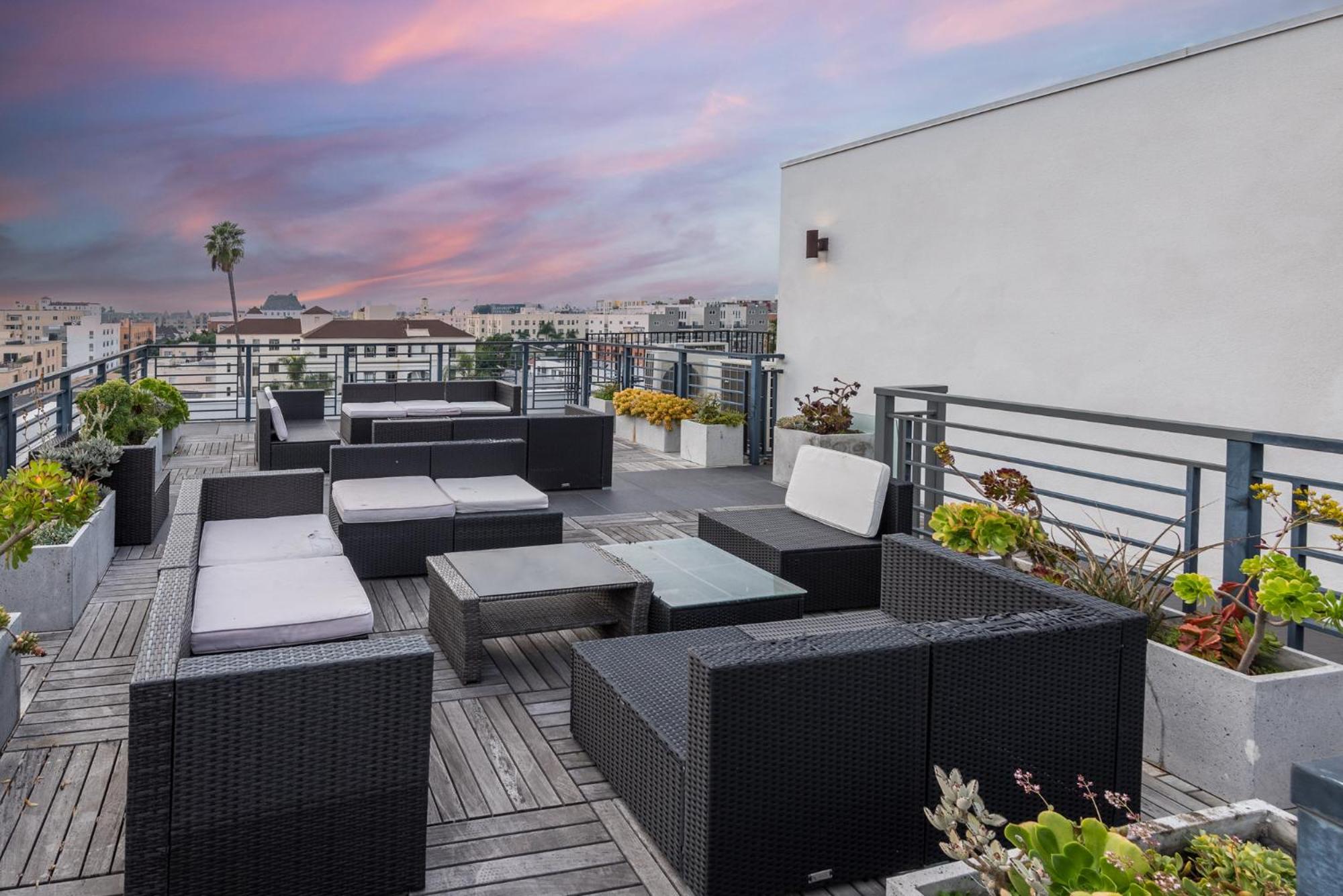 Sleek & Modern 2BR Apt: Rooftop Views & Relaxation