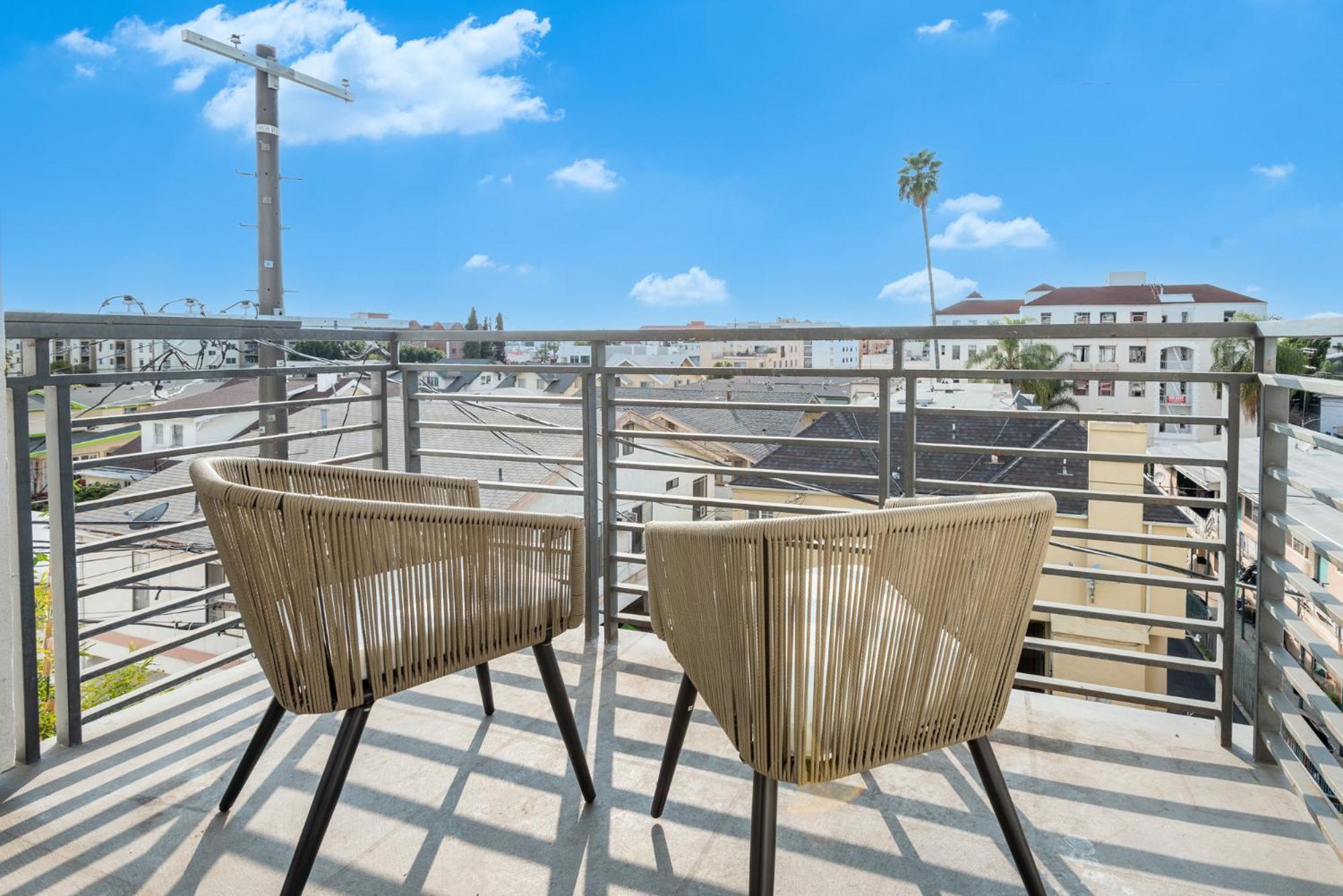 Sleek & Modern 2BR Apt: Rooftop Views & Relaxation