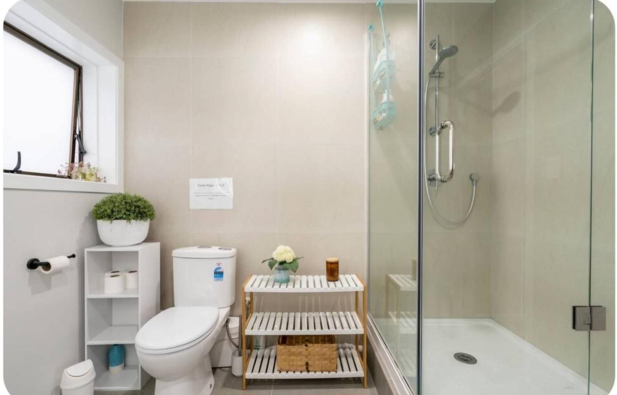 Room B - 14mins Driving to Airport&CBD view 3