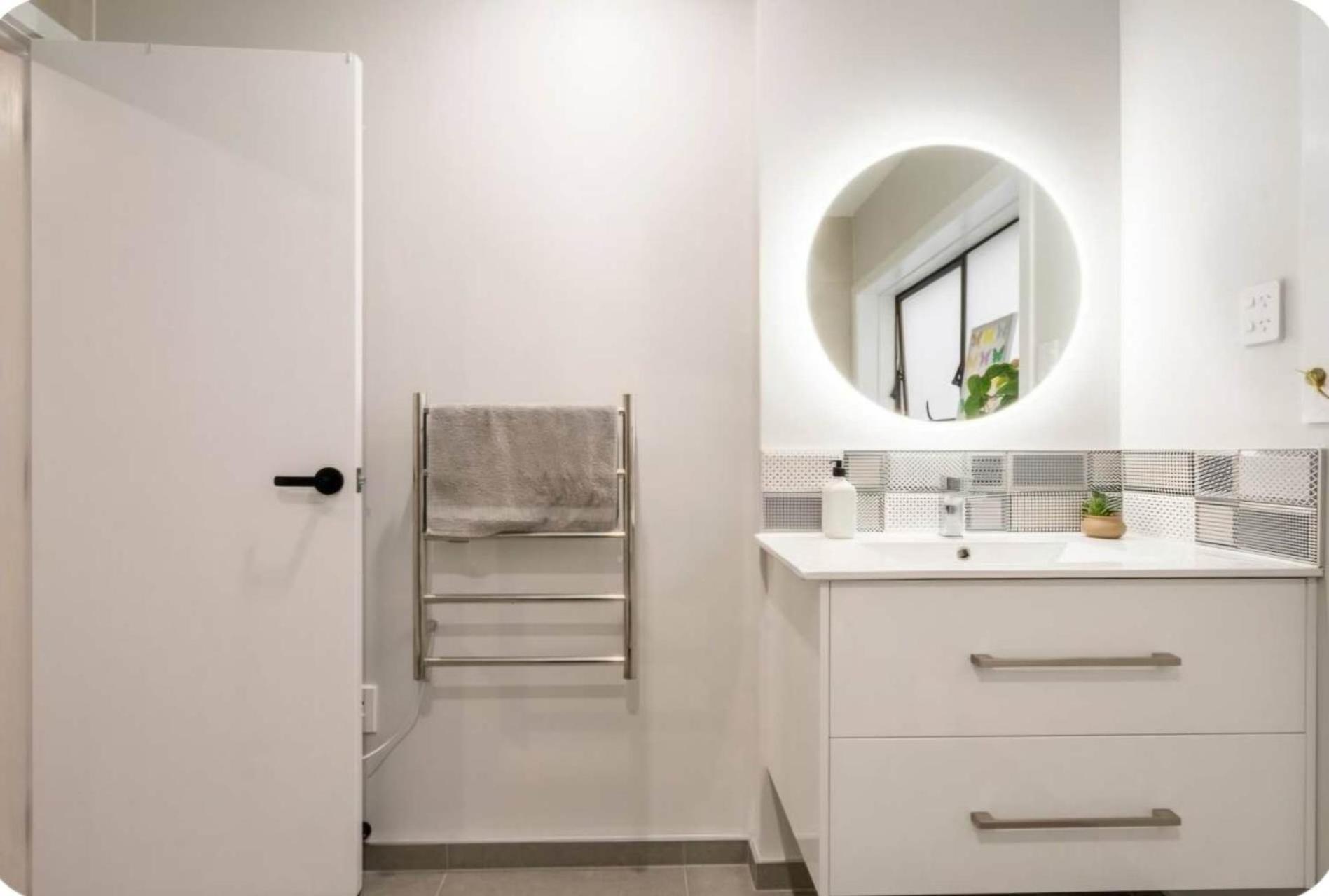 Room B - 14mins Driving to Airport&CBD view 5
