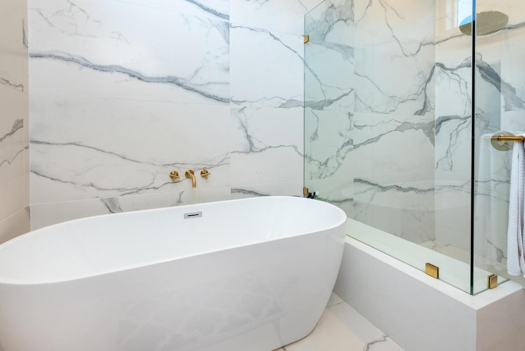 Exquisite Modern House with Jacuzzi Sleep 6