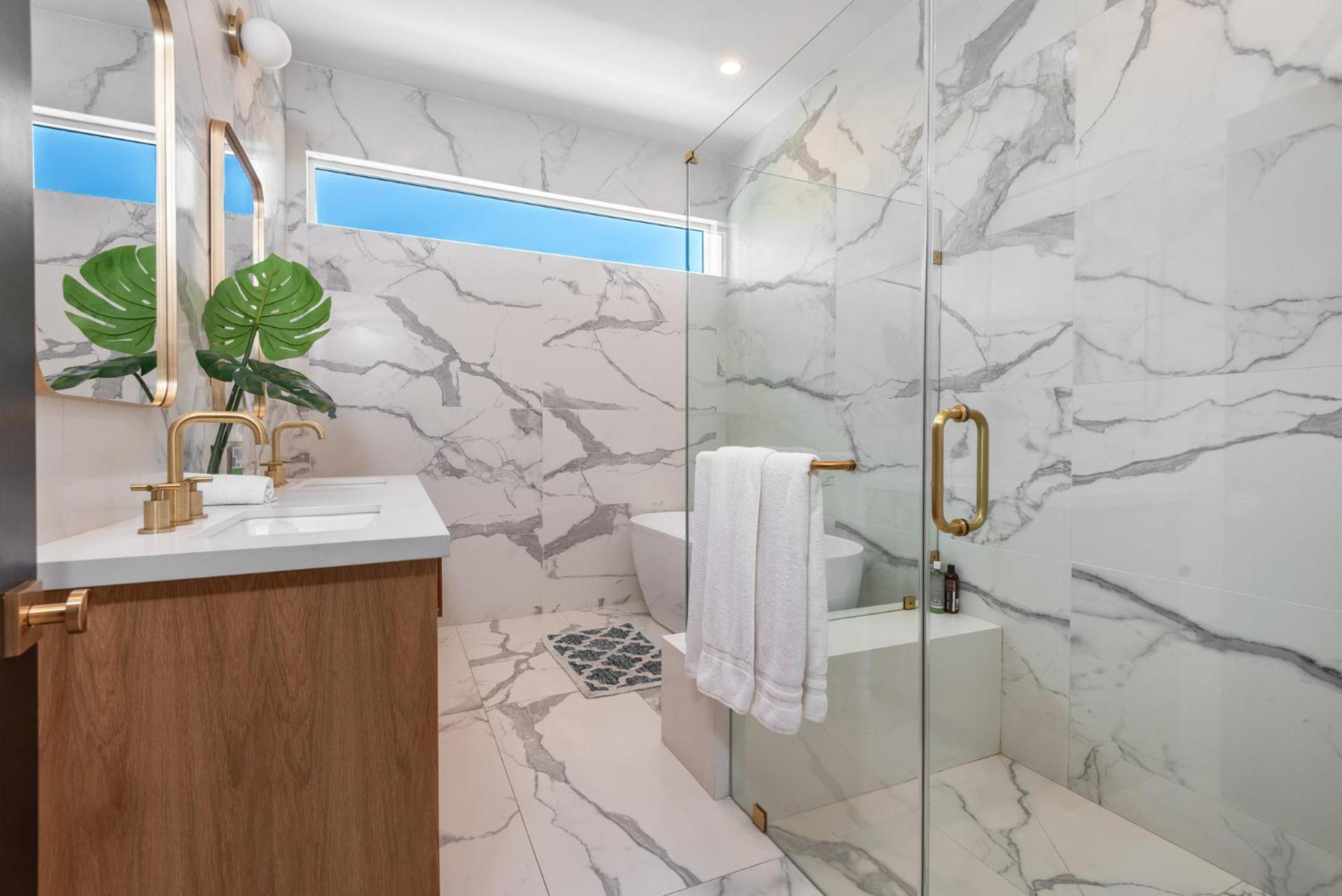 Exquisite Modern House with Jacuzzi Sleep 6