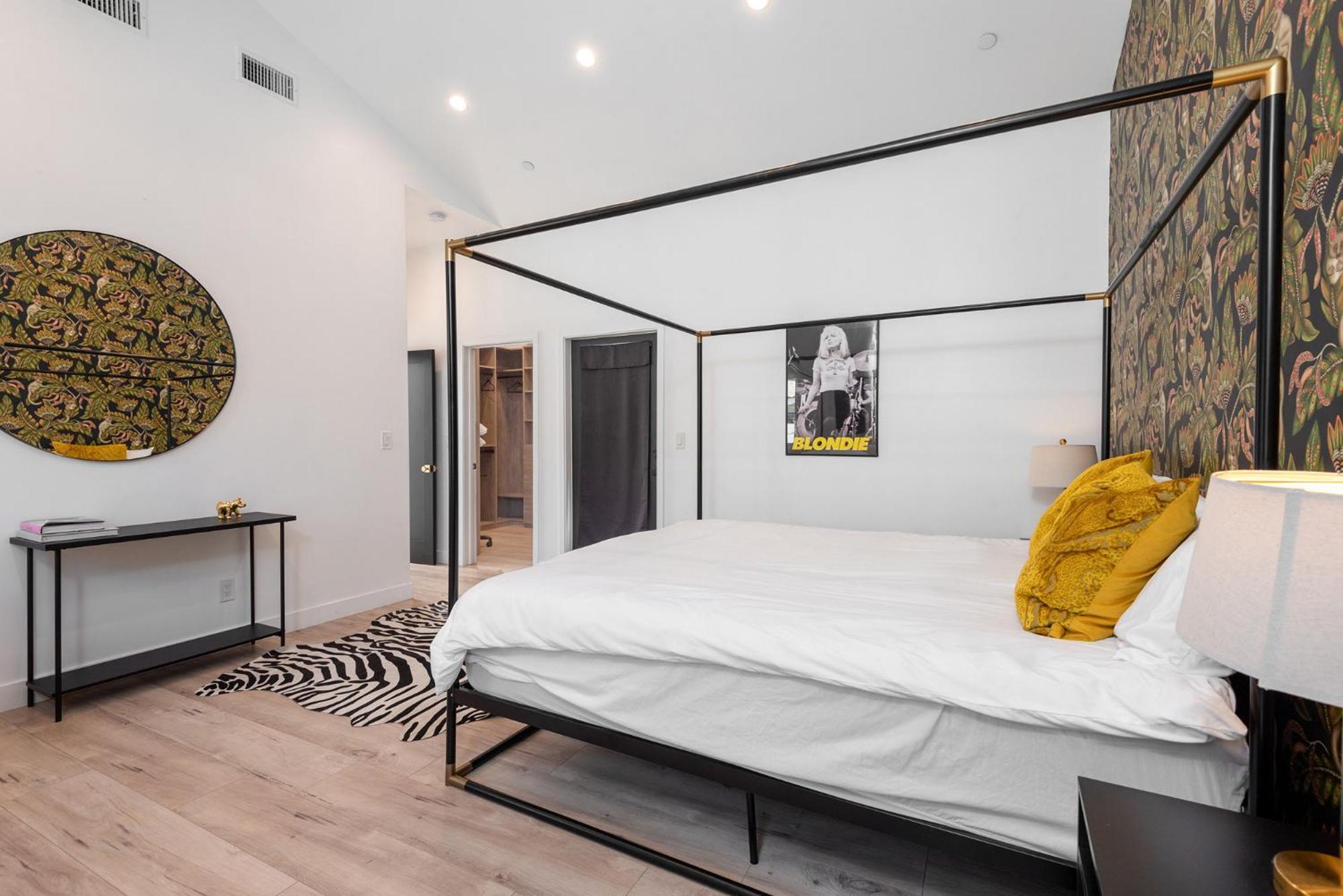 Exquisite Modern House with Jacuzzi Sleep 6