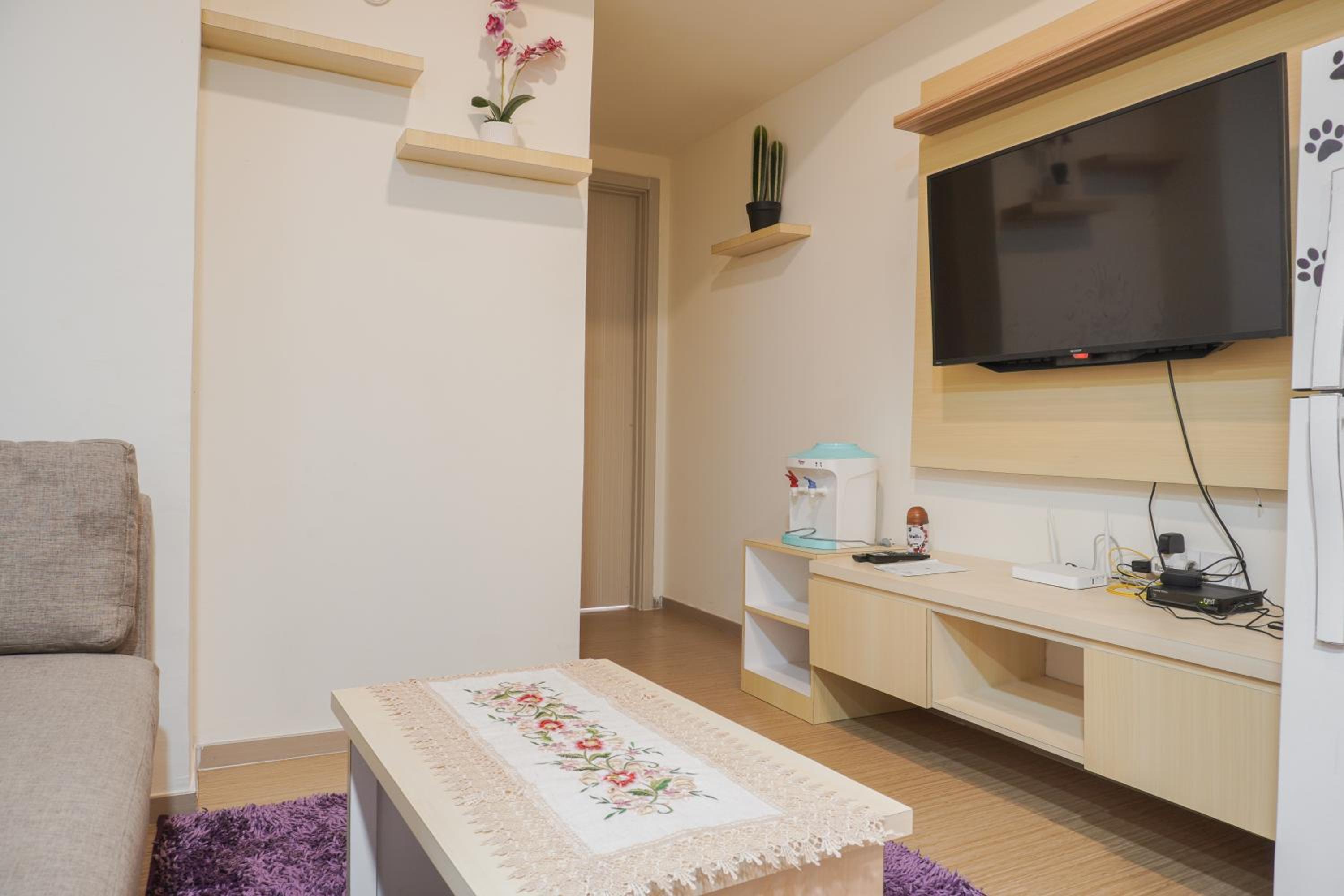 Comfort 1BR with Working Room at Meikarta Apartment By Travelio view 4