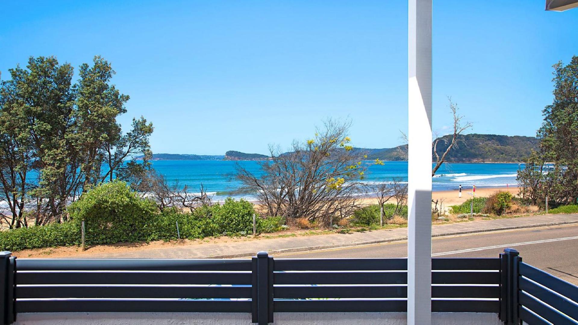 Sea Breeze Retreat - Beach Front