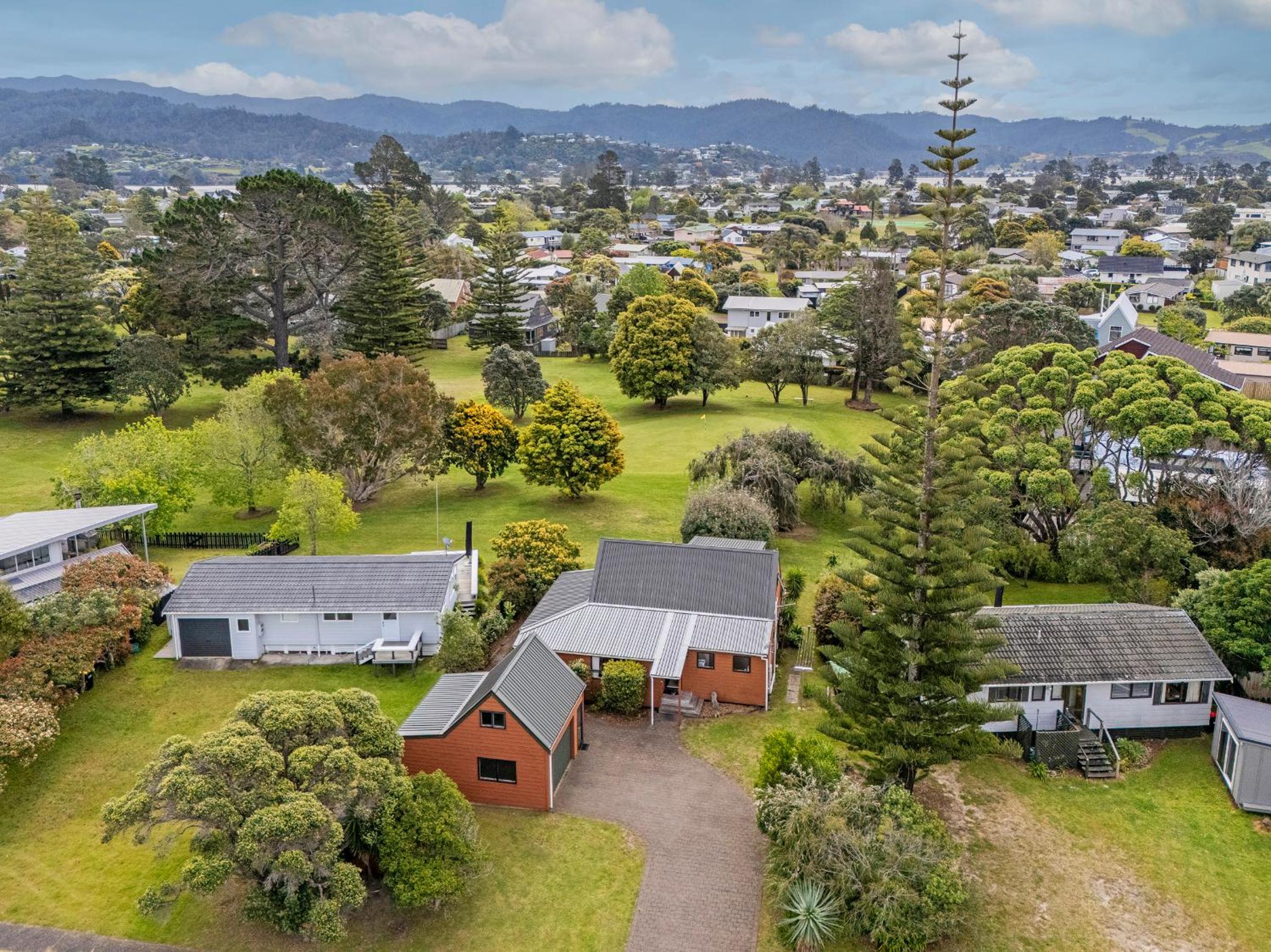 Sea Breeze Bach - Pauanui Holiday Home view 3