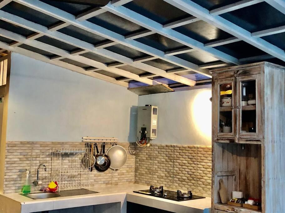 Ubud Auroville bright wooden home with kitchen