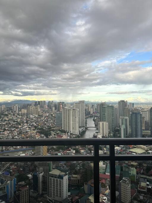 Gramercy Studio on 52nd Floor Rockwell View Free WiFi view 3