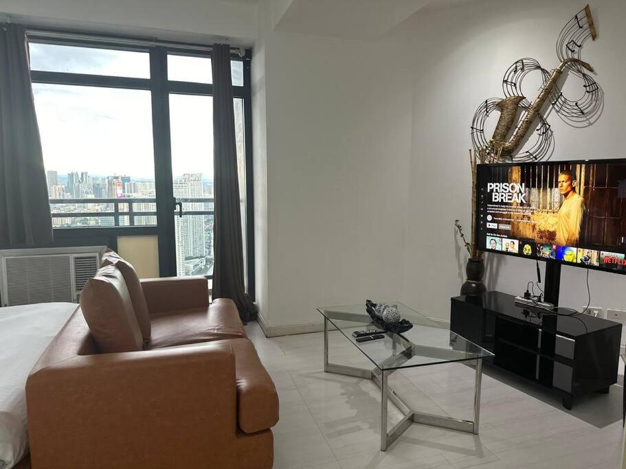 Gramercy Studio on 52nd Floor Rockwell View Free WiFi view 4