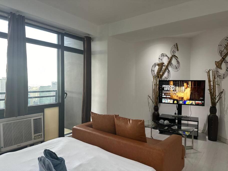Gramercy Studio on 52nd Floor Rockwell View Free WiFi view 5