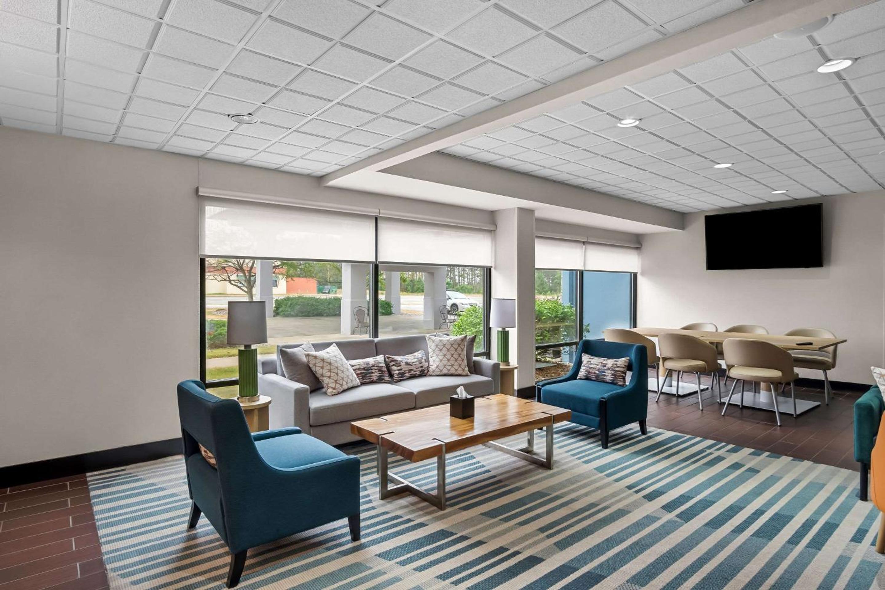 Cadillac Vacations - Comfort Inn - Property Image 4