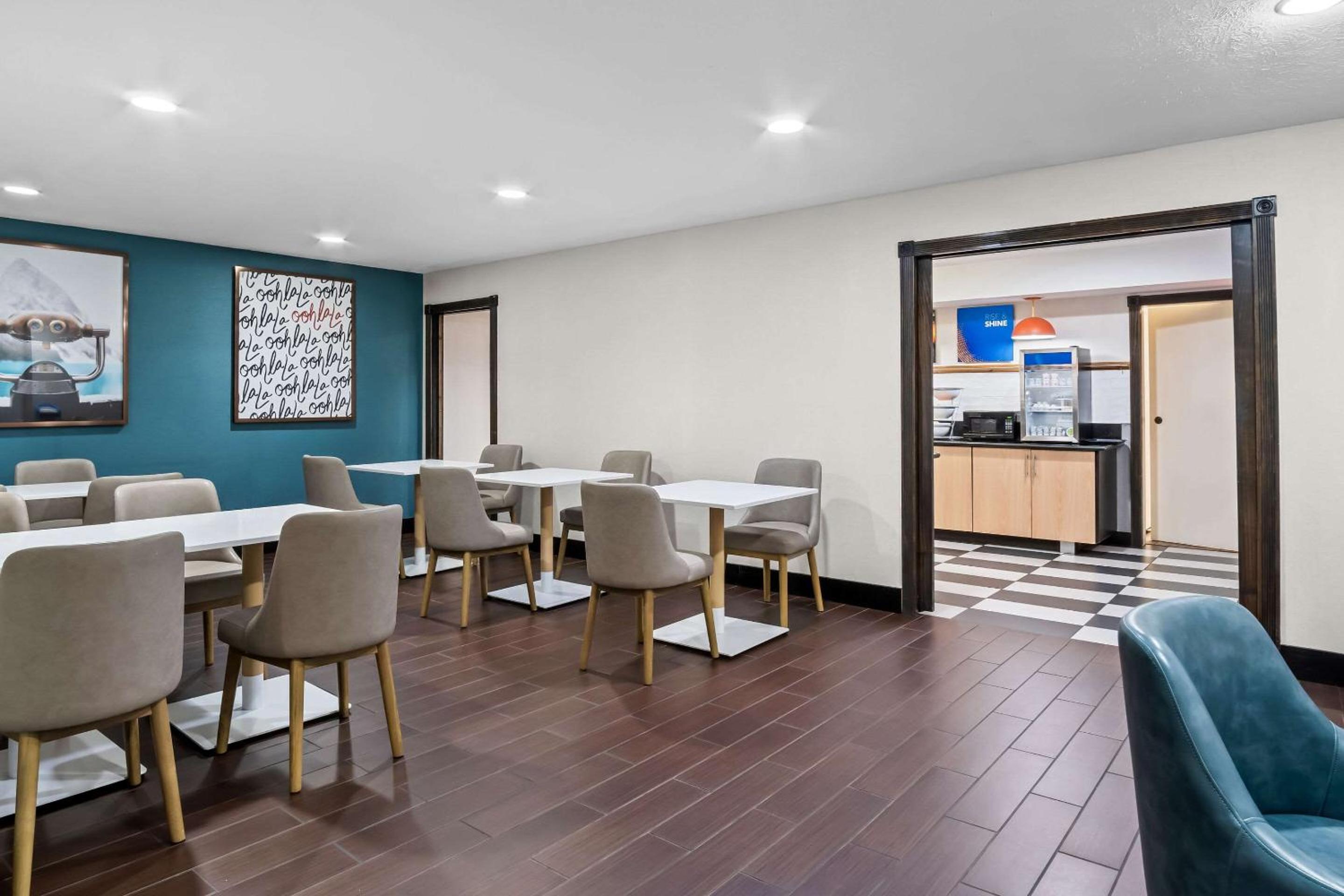 Cadillac Vacations - Comfort Inn - Property Image 9