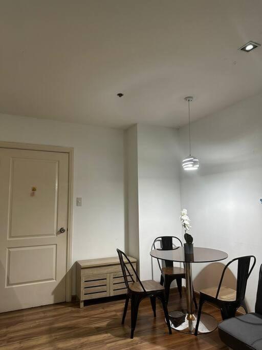 Spacious Corner 1 Bedroom with Balcony Gramercy view 3