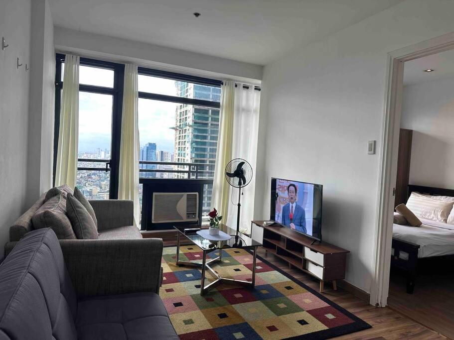 Spacious Corner 1 Bedroom with Balcony Gramercy view 4