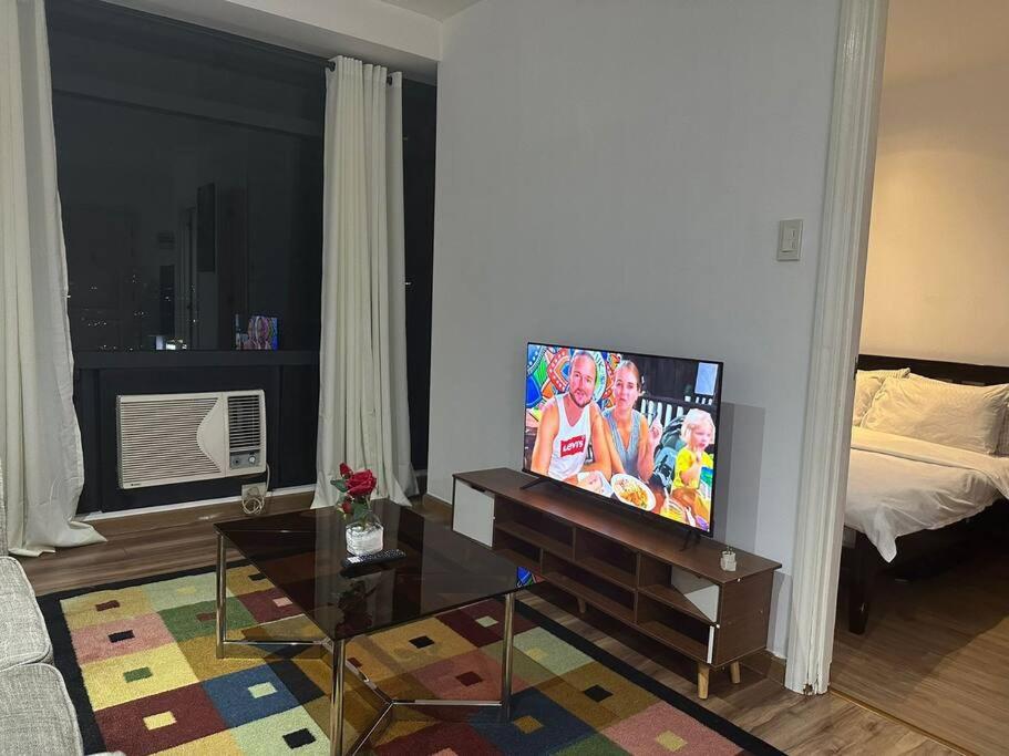 Spacious Corner 1 Bedroom with Balcony Gramercy view 5