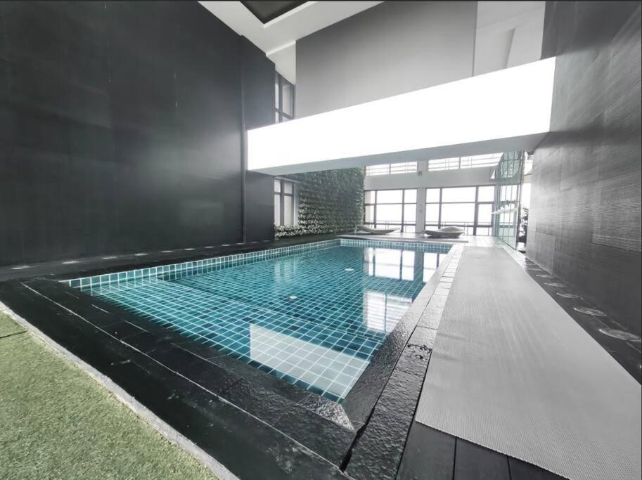 64F Spacious 1 BR Nice View Pool Sauna Gym view 2