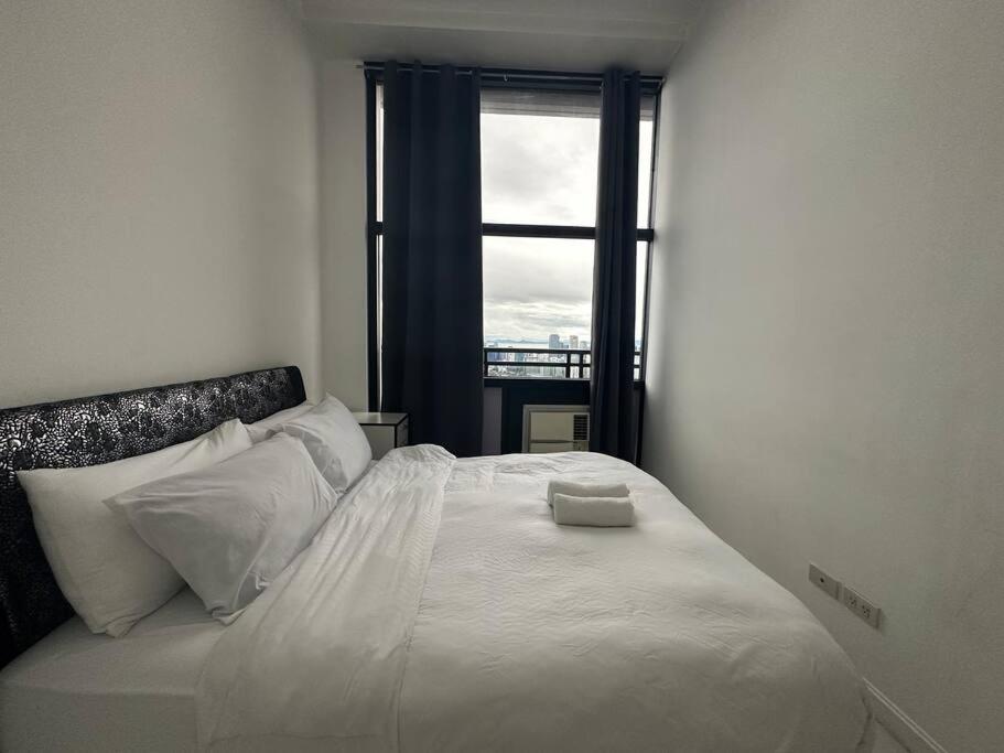 64F Spacious 1 BR Nice View Pool Sauna Gym view 4