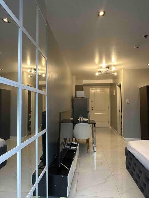 45F Gramercy Corner Studio Wifi Netflix SmartTV free use Pool Gym view 2