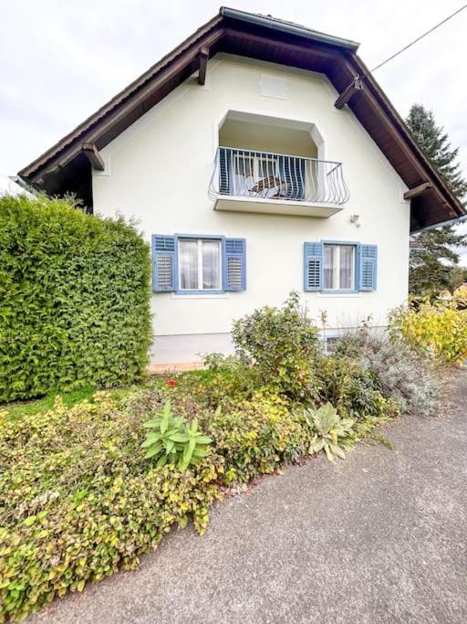 Luxuriöses Bauernhaus mit Garten und Parkplatz