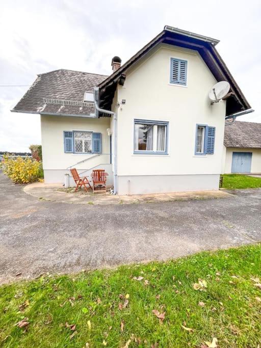 Luxuriöses Bauernhaus mit Garten und Parkplatz
