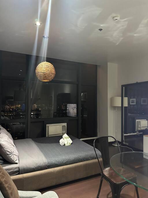 Penthouse Studio Highspeed Wi Fi Smart TV Pool GYM view 2
