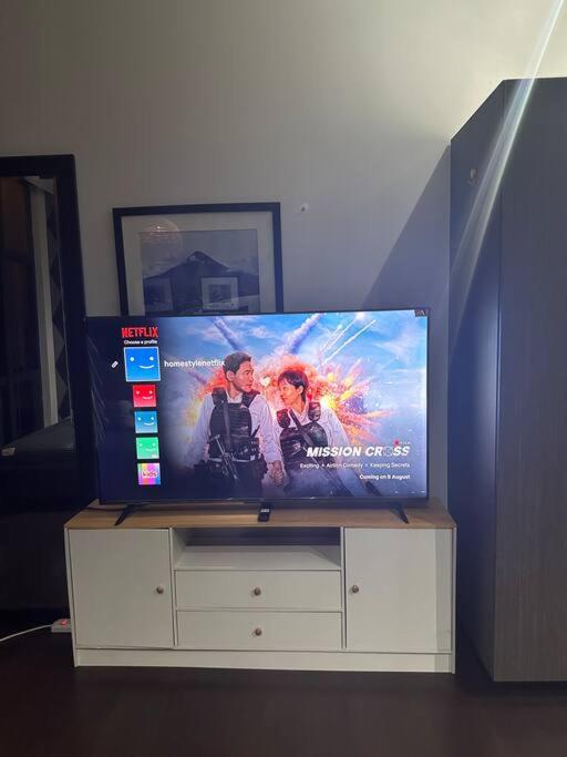 Penthouse Studio Highspeed Wi Fi Smart TV Pool GYM view 3