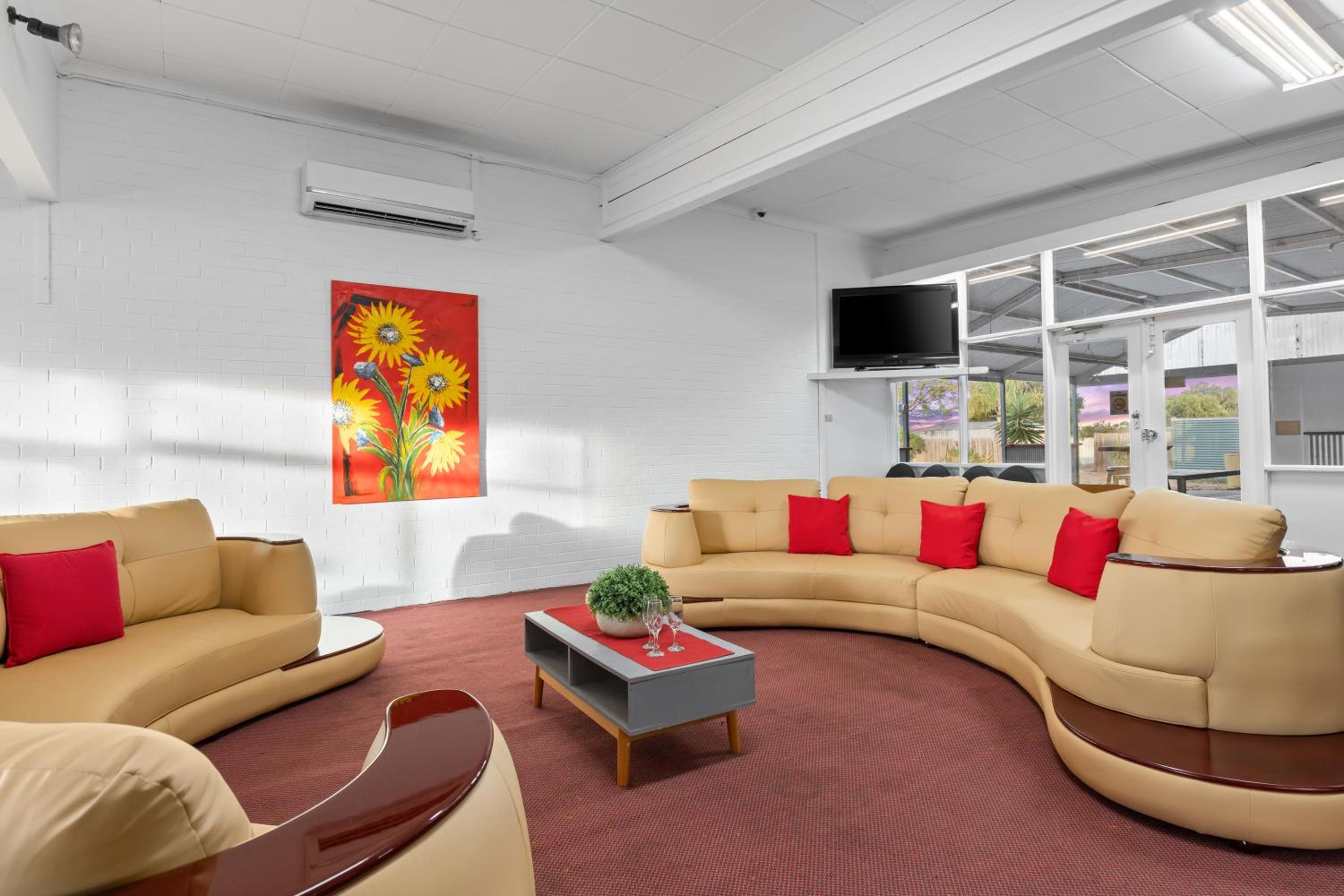 Your Own Pub near Murray - Sleeps 21