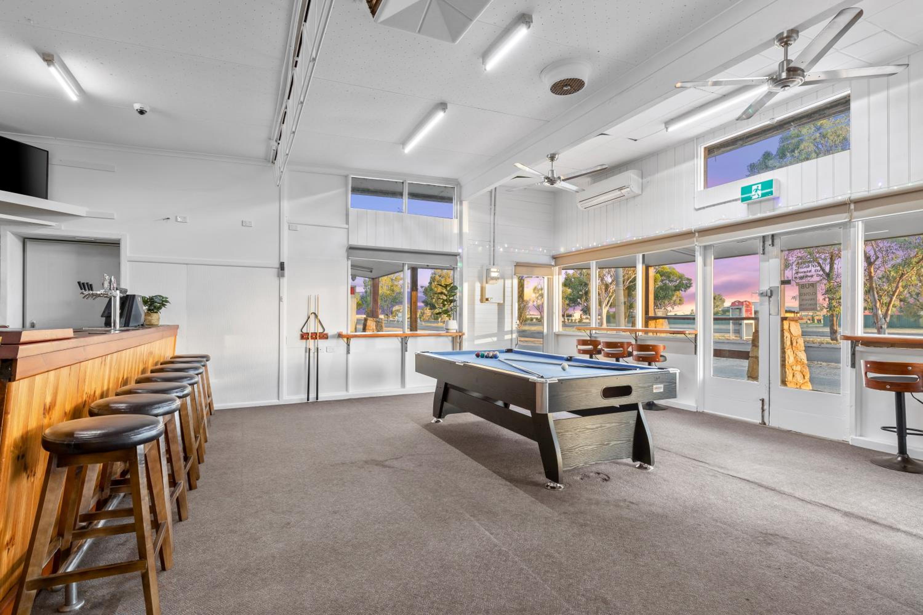 Your Own Pub near Murray - Sleeps 21