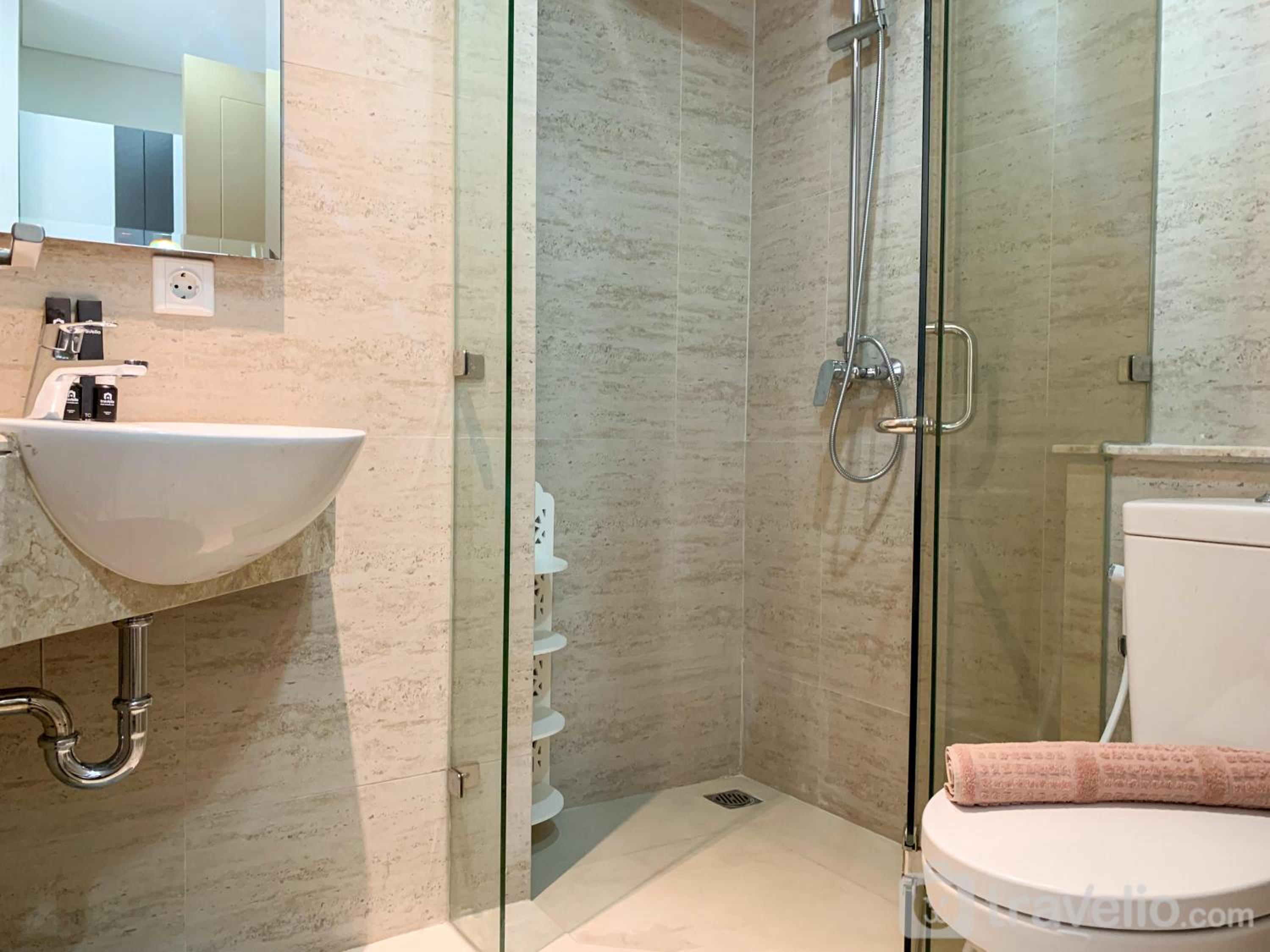 Nice and Comfort 1BR at Gold Coast Apartment By Travelio
