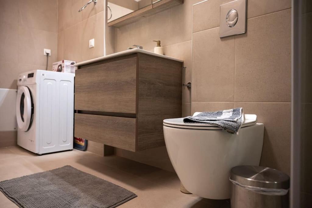LYAN Cozy Apartment by HOME SH view 3