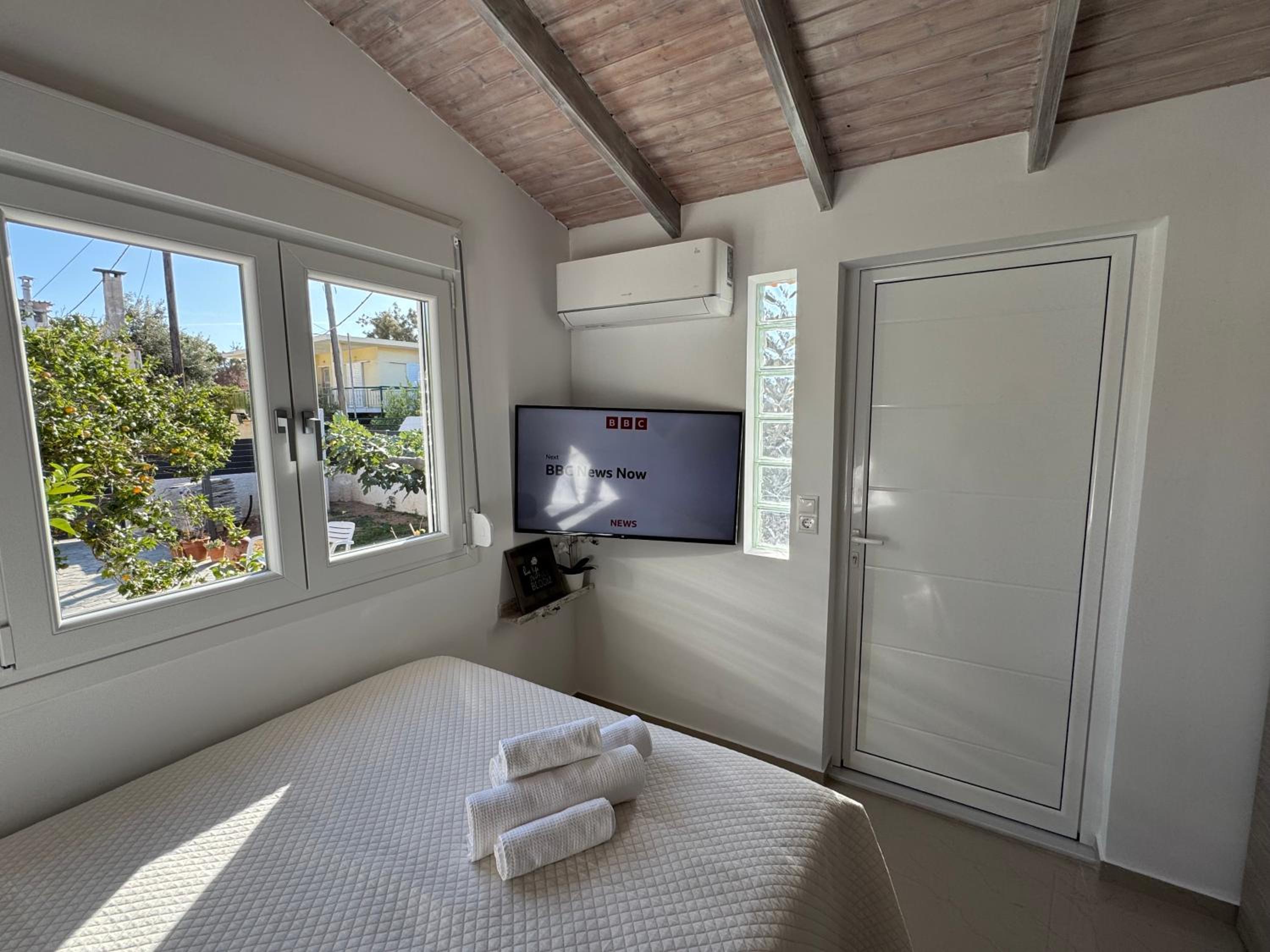 Secret Garden Airport-Beach Villa 300m from famous Davis Beach view 5