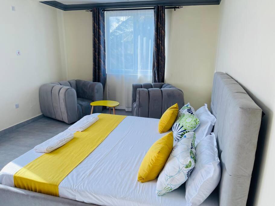 A lush 3bedroom Condo with Aircon and a Pool view 2
