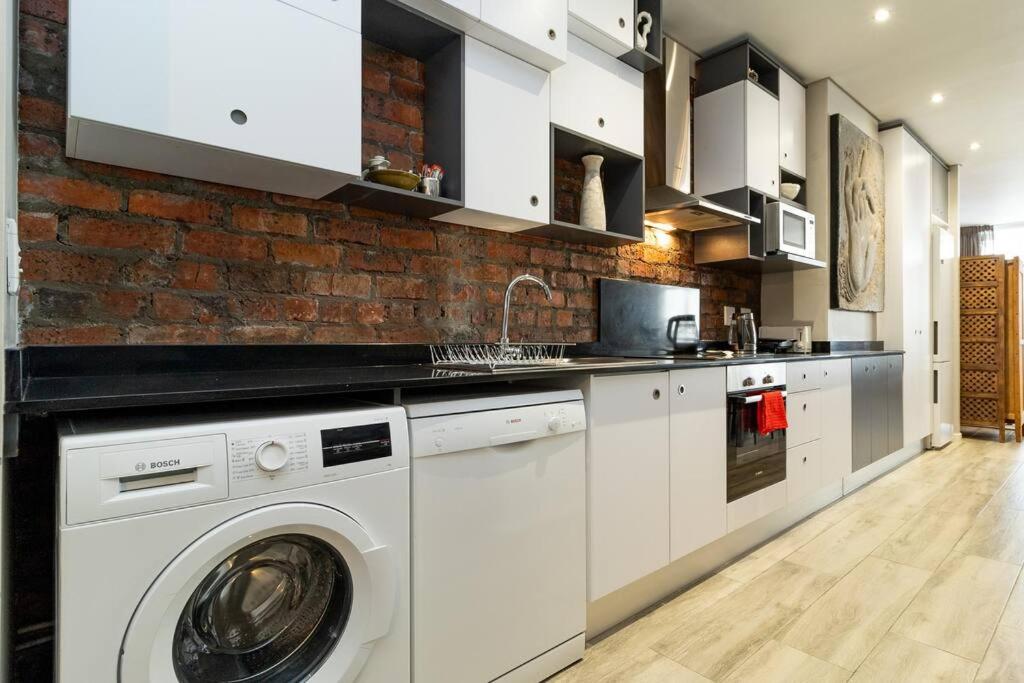 perfectly Located 1 bedroom apartment in the CBD view 3