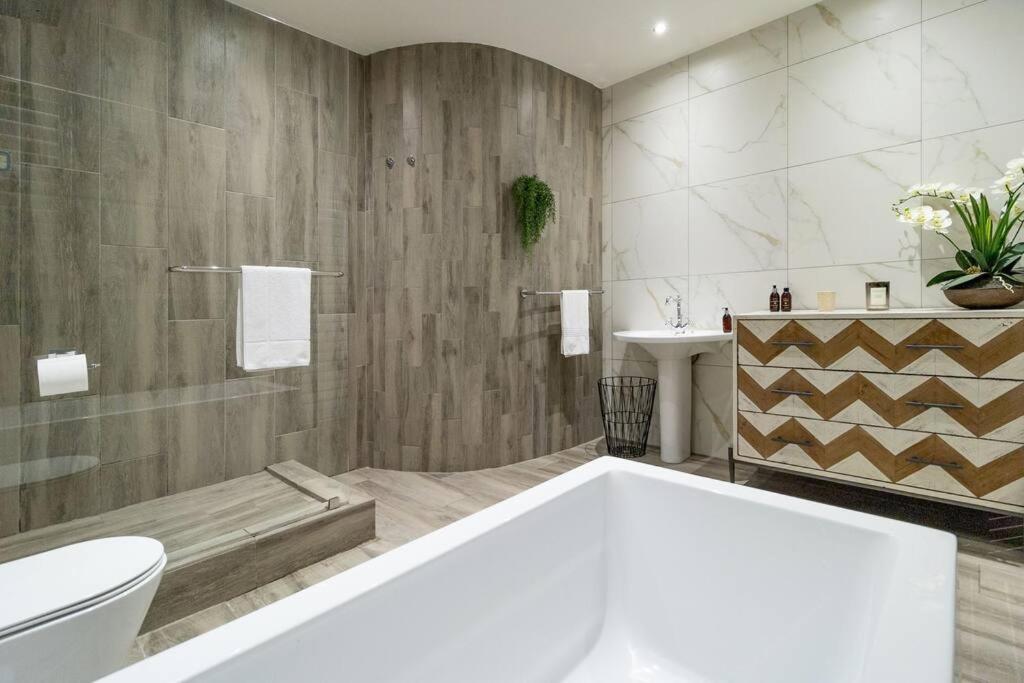 perfectly Located 1 bedroom apartment in the CBD view 4