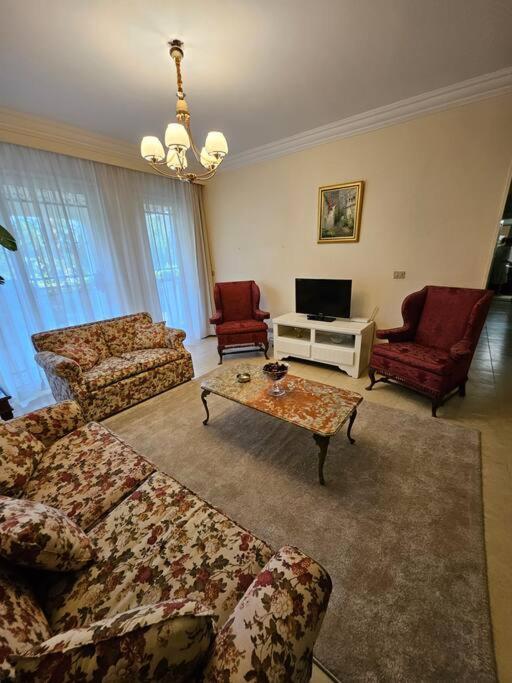 Dreamland Stylish 2BD with a garden and pool access