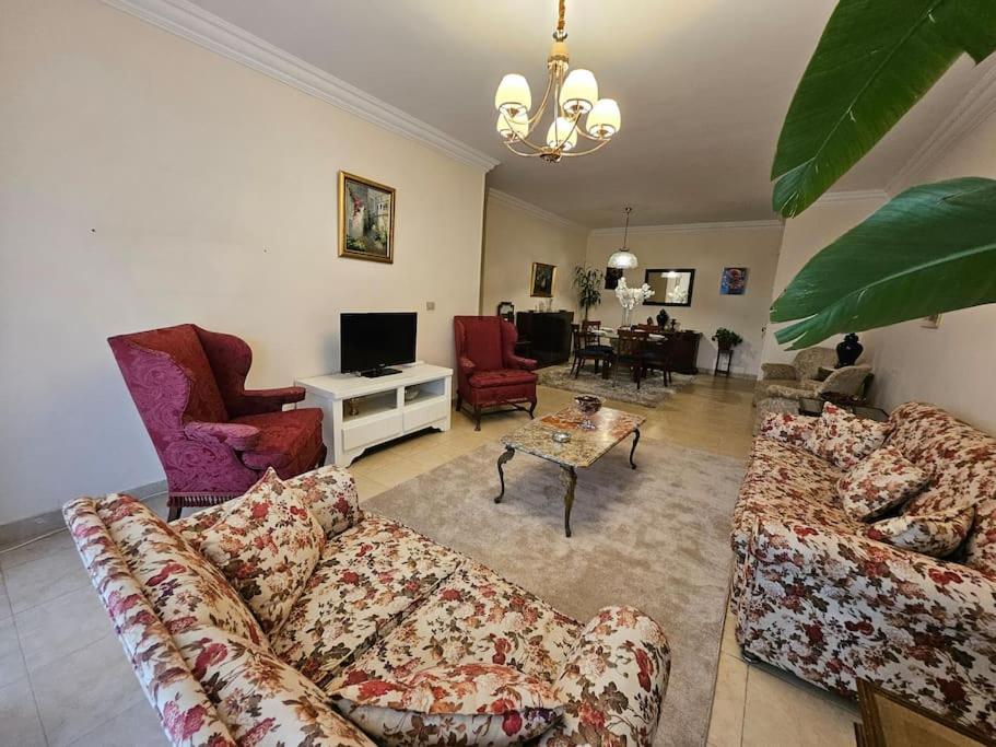 Dreamland Stylish 2BD with a garden and pool access