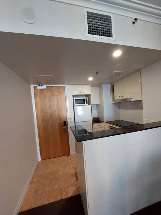 1Bed 1Bath with Story Bridge and River Views, Parking, and Private Balcony M7