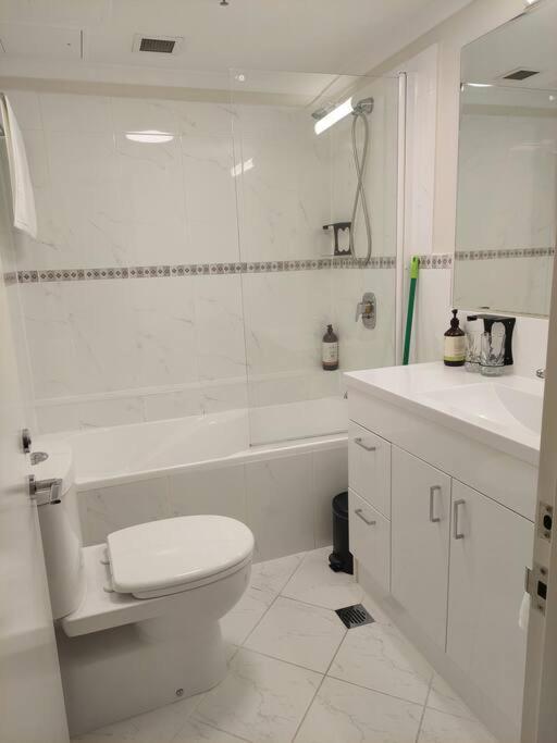 1Bed 1Bath with Story Bridge and River Views, Parking, and Private Balcony M7