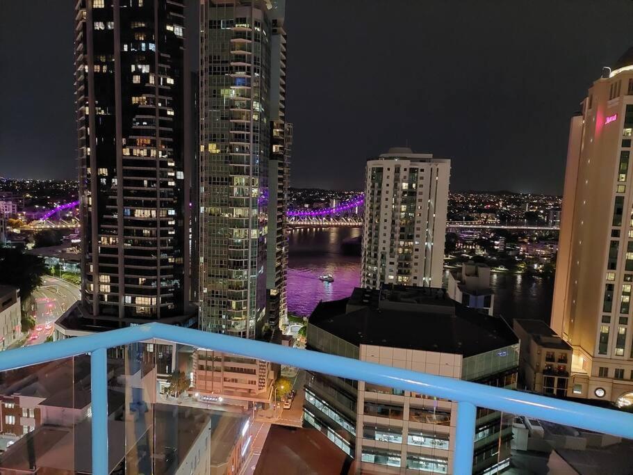 1Bed 1Bath with Story Bridge and River Views, Parking, and Private Balcony M7