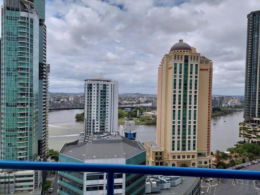 1Bed 1Bath with Story Bridge and River Views, Parking, and Private Balcony M7