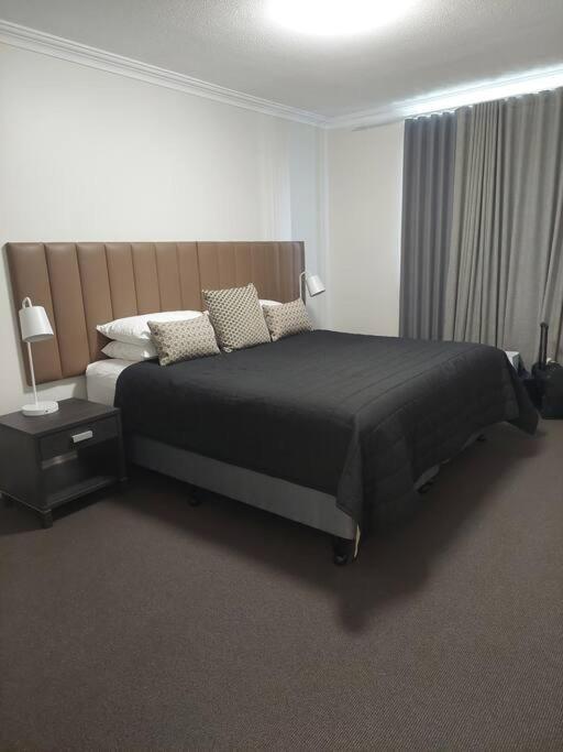 1Bed 1Bath with Story Bridge and River Views, Parking, and Private Balcony M7