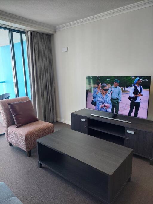 1Bed 1Bath with Story Bridge and River Views, Parking, and Private Balcony M7