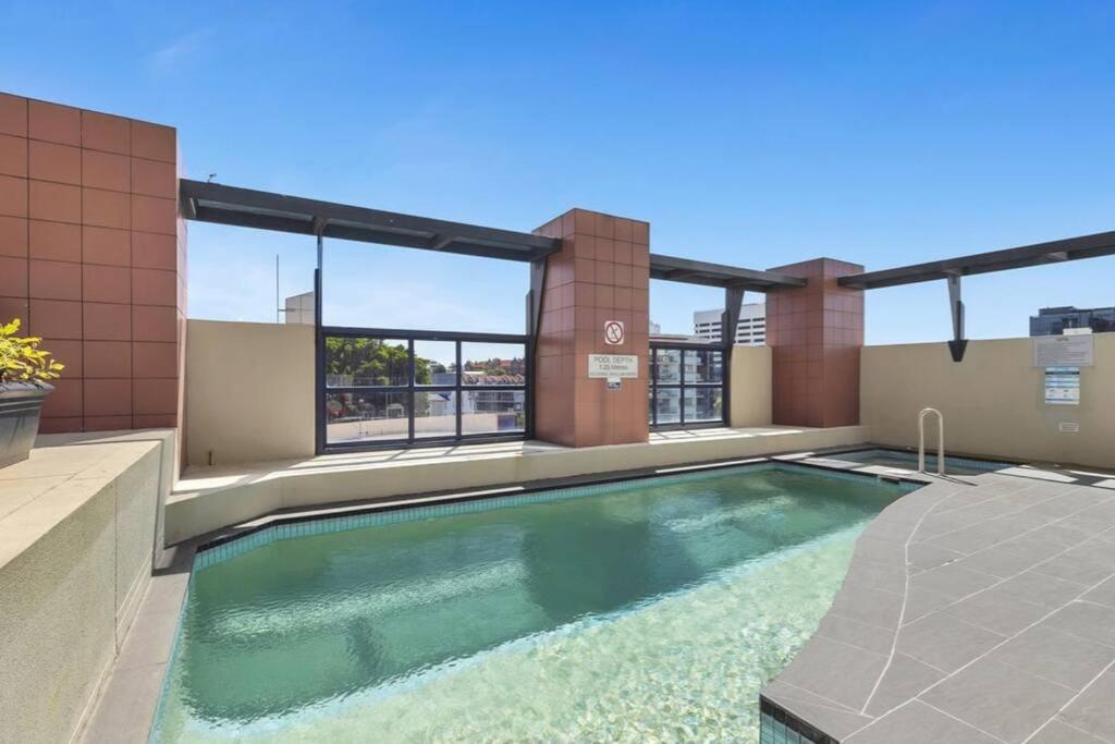 1Bed 1Bath with Story Bridge and River Views, Parking, and Private Balcony M7