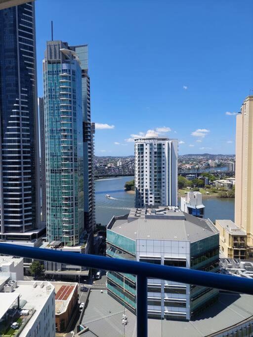1Bed 1Bath with Story Bridge and River Views, Parking, and Private Balcony M7