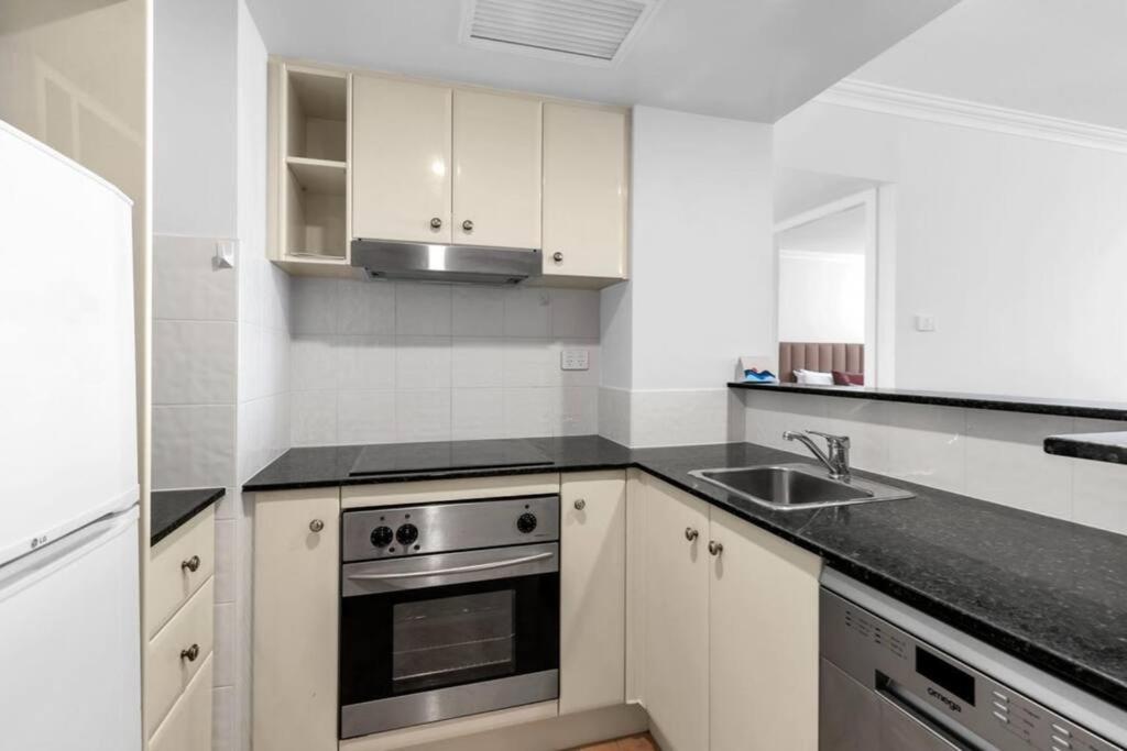1Bed 1Bath with Story Bridge and River Views, Parking, and Private Balcony M7