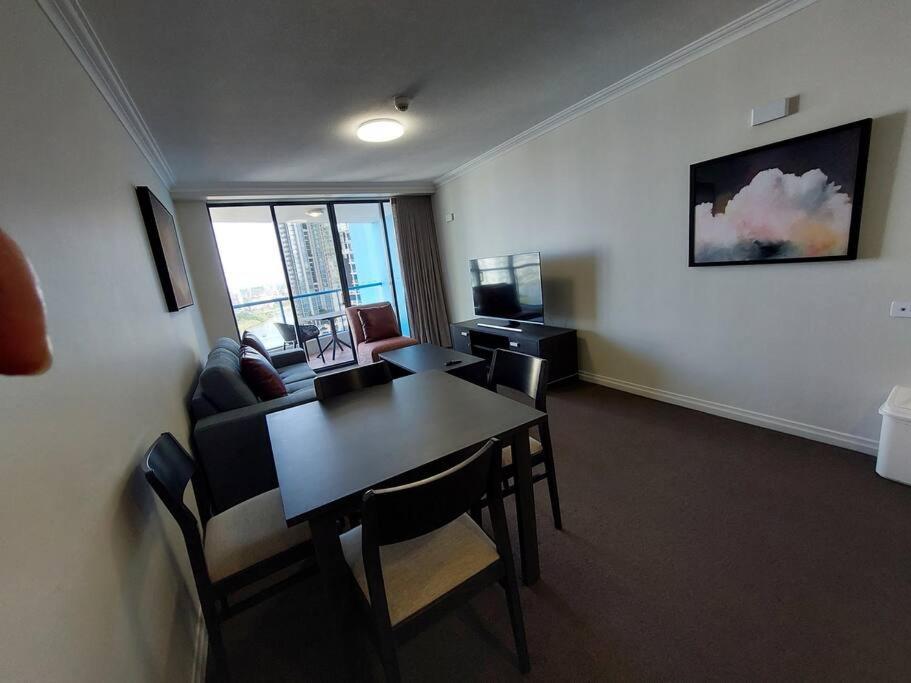 1Bed 1Bath with Story Bridge and River Views, Parking, and Private Balcony M7