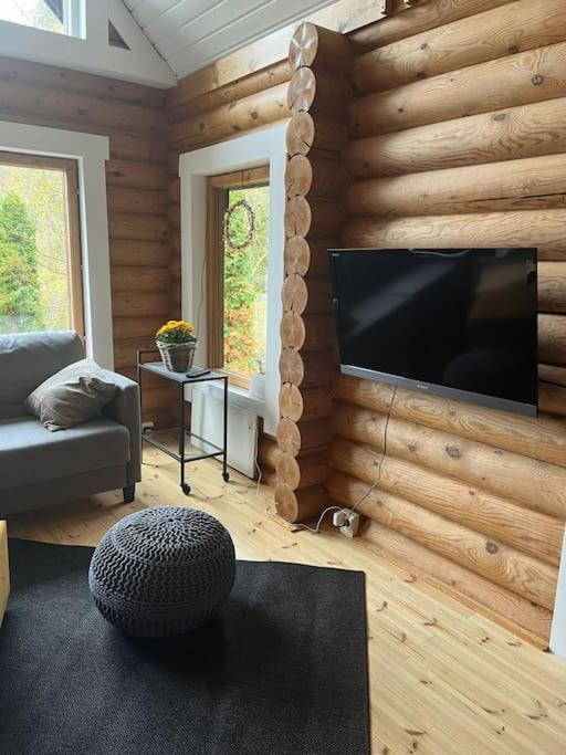 Järvenrantamökki Nurmijärvellä, Villa Rauha