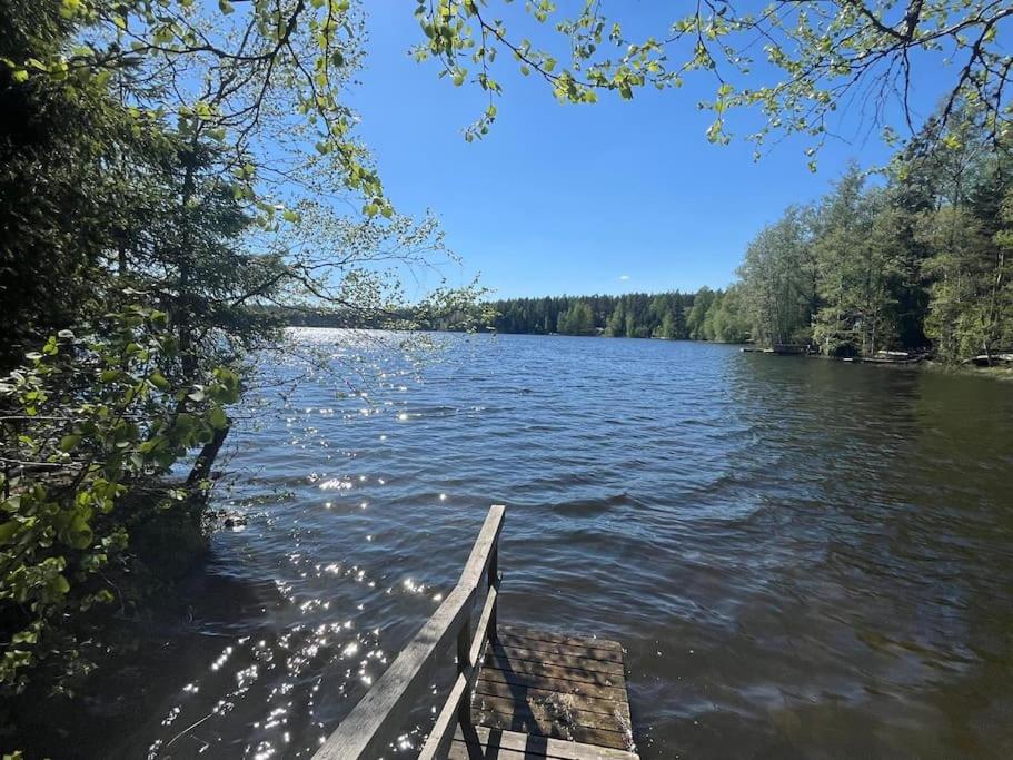 Järvenrantamökki Nurmijärvellä, Villa Rauha
