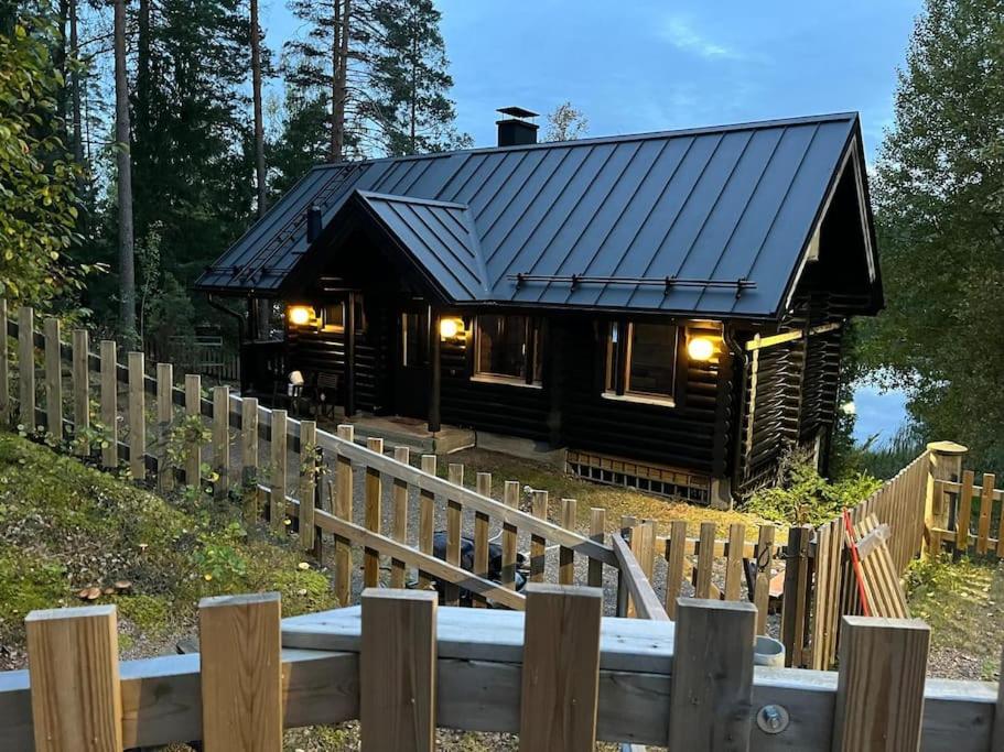Järvenrantamökki Nurmijärvellä, Villa Rauha