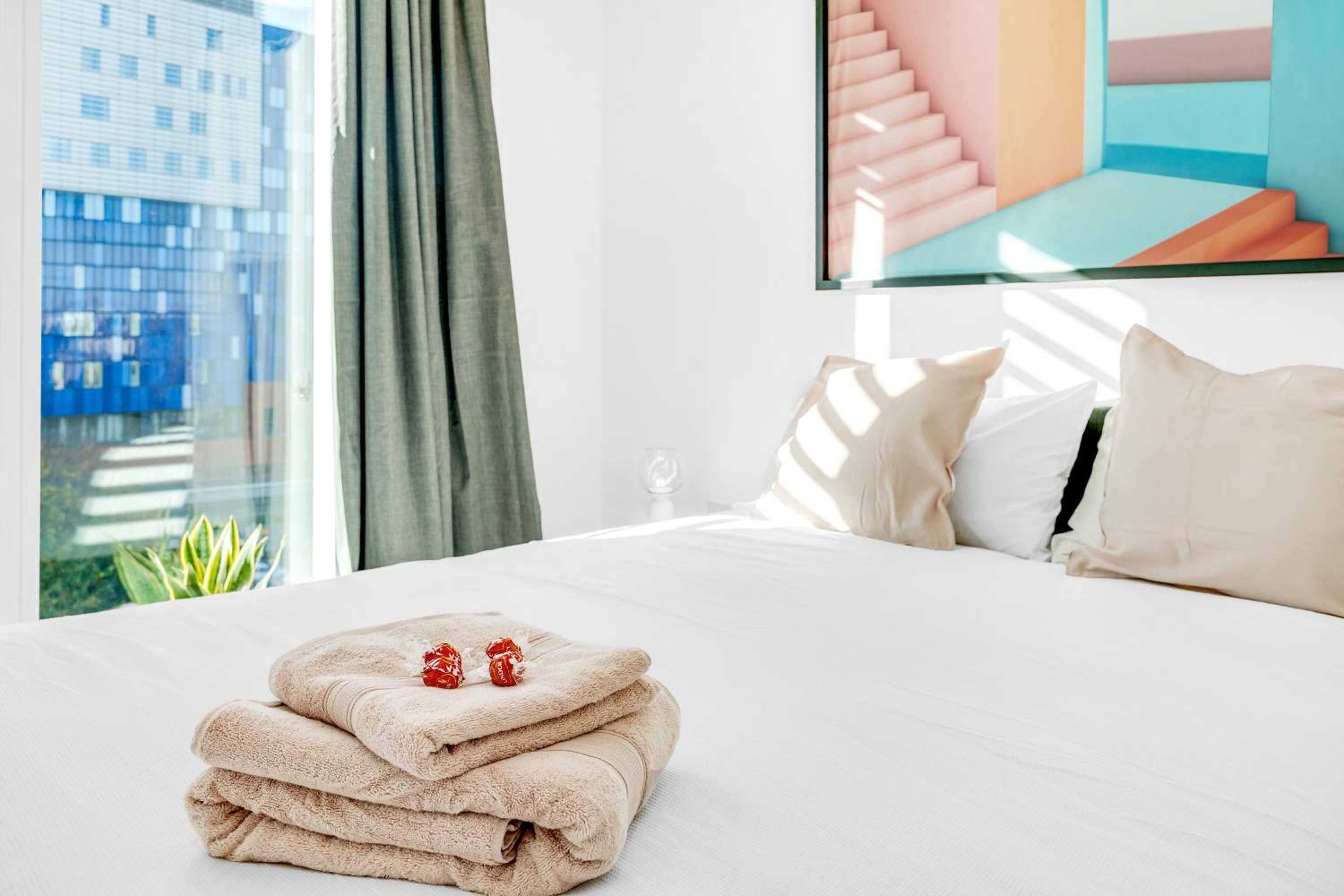 Brand new, 1GB WI-FI, 2min to tube, Elisabeth line, Overground, Royal Hospital, Queen Mary university, Bricklane, City, free amenities